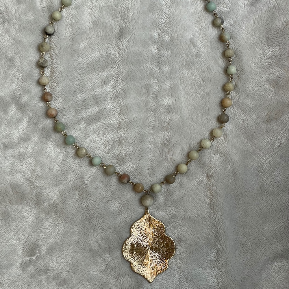 *EUC!* Beautiful Shades of Green Beaded Necklace with Gold Pendant